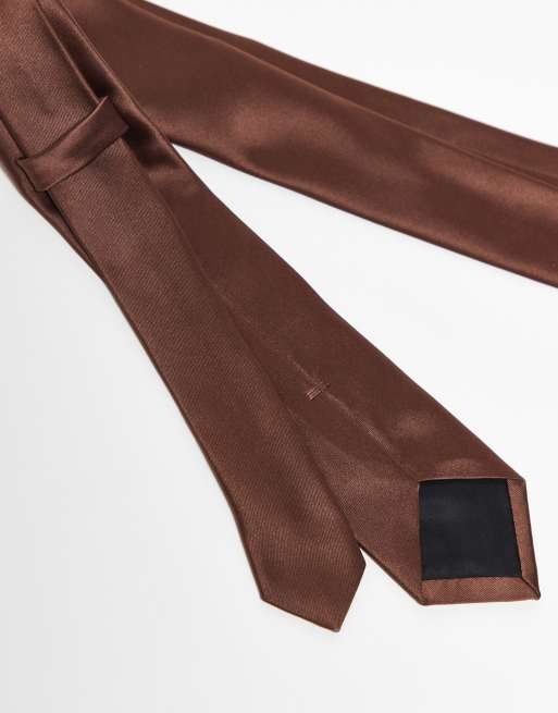 ASOS DESIGN – Brun, smal slips och bröstnäsduk i satin, 2 av 4