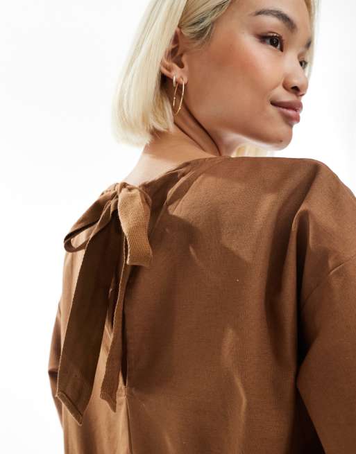 ASOS DESIGN – Brun, smockad topp i oversize, linnemix och peplum-modell med korta ärmar, 2 av 4