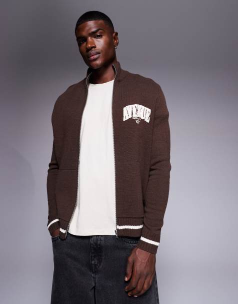 ASOS DESIGN – Brun, stickad, avslappnad träningsjacka med dragkedja och Marseille-tryck - view 1
