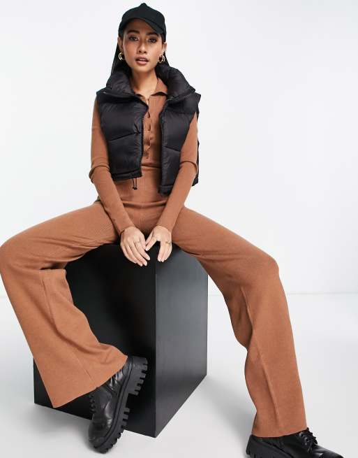 ASOS DESIGN – Brun stickad jumpsuit med utsvängda ben och knappar framtill