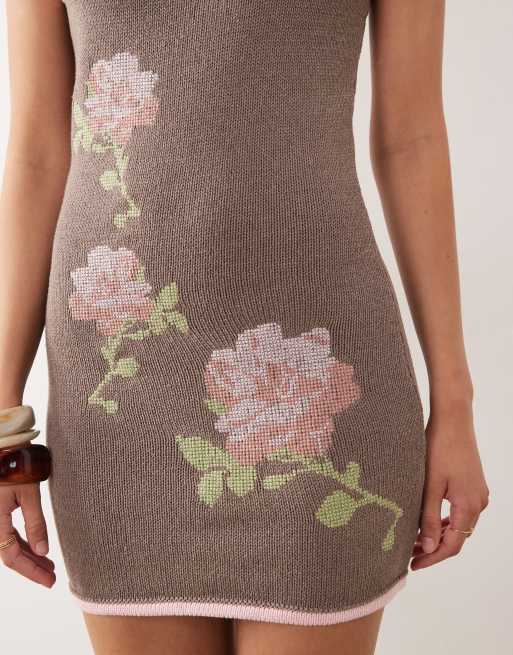 ASOS DESIGN – Brun, stickad miniklänning med blommigt korsstygnsbroderi, 3 av 4