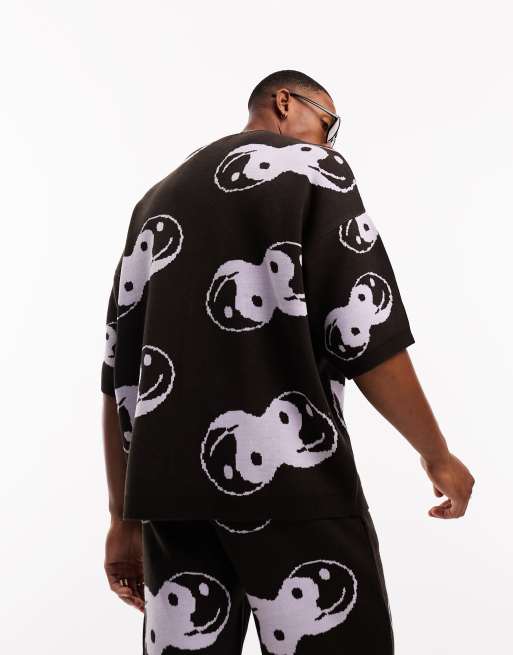 ASOS DESIGN – Brun, stickad t-shirt med yin och yang-mönster, del av set, 2 av 4