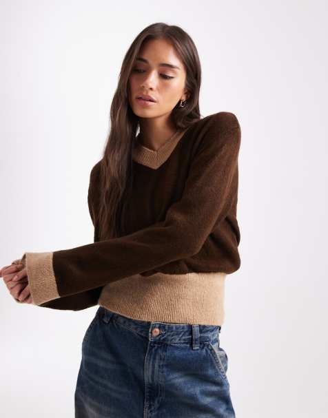 ASOS DESIGN – Brun, stickad tröja med hög v-ringning och kontrastfärgade, ribbade kanter - view 1