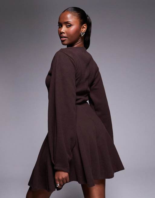 ASOS DESIGN – Brun, supermjuk miniklänning med v-ringning, dekorativ söm och utsvängd design, 3 av 4