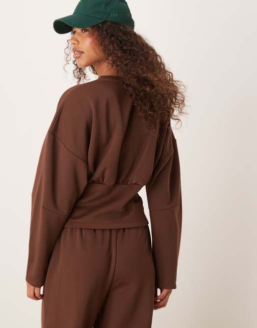 ASOS DESIGN - Brun sweater med ekstreme ærmer i børstet scuba-lignende stof, 3 af 4