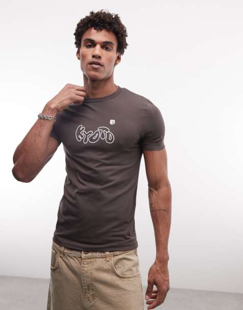 ASOS DESIGN – Brun t-shirt i muscle fit med Kyoto-tryck på bröstet - view 1