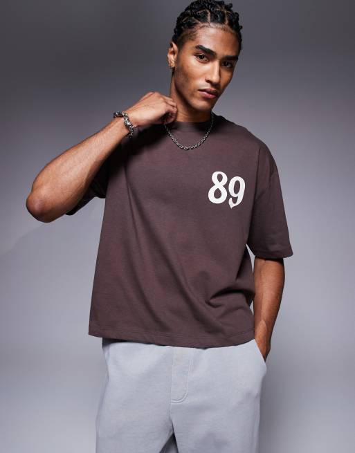 ASOS DESIGN – Brun t-shirt i oversized fit med boxig passform och sporttryck i grungestil, 4 av 4