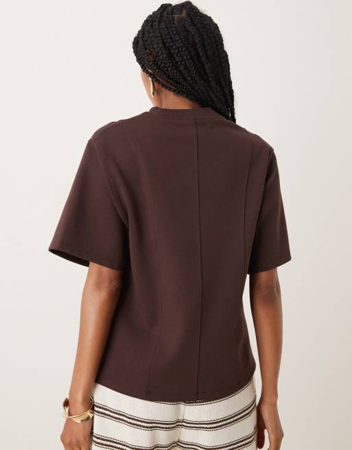 ASOS DESIGN - Brun T-shirt med korte ærmer, interlock-sømme og topsyninger, 3 af 4