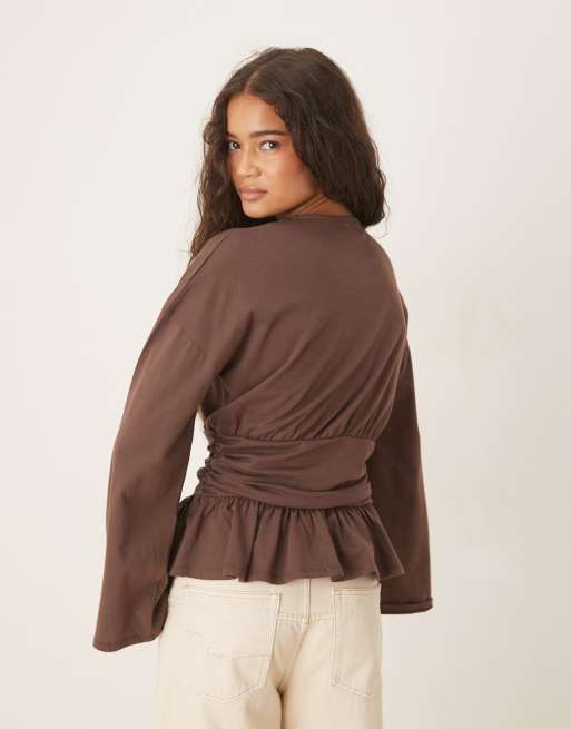 ASOS DESIGN - Brun T-shirt med lange ærmer og peplum-kant, 4 af 4