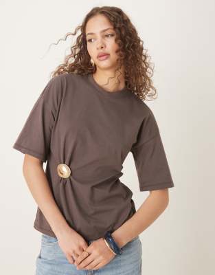ASOS DESIGN - Brun T-shirt med metaldetalje - view 1