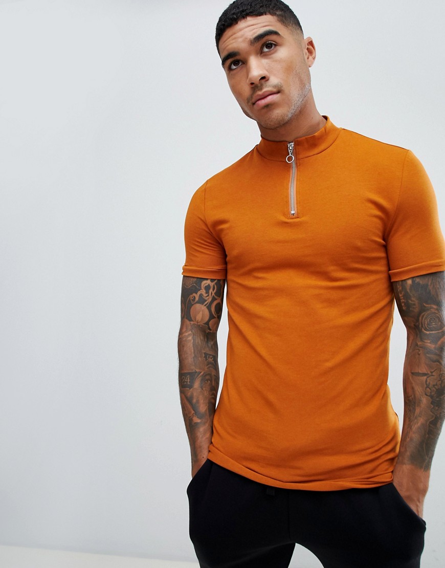 ASOS DESIGN – Brun t-shirt med stretch, dragkedja och halvpolokrage i muscle fit