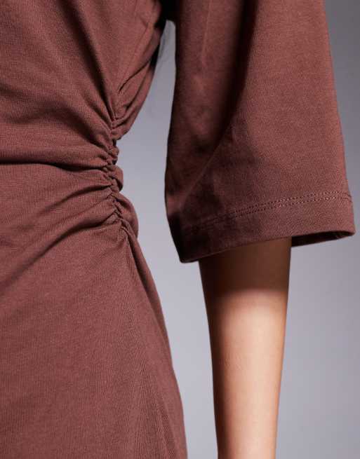 ASOS DESIGN – Brun t-shirtklänning i minilängd med markerad midja och axelvaddar, 2 av 4