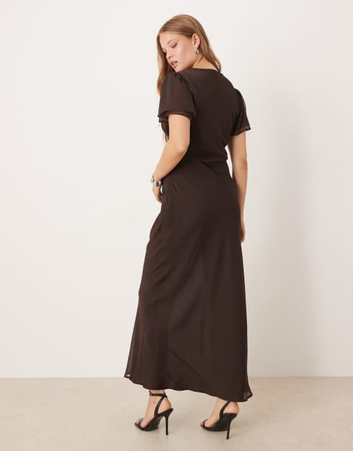 ASOS DESIGN – Brun tea-klänning i maxilängd med knytning framtill, utsvängda ärmar och spetskant, 3 av 4