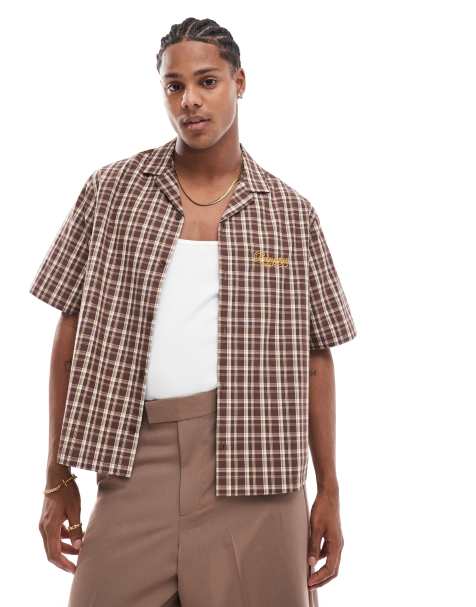 ASOS DESIGN - Brun-ternet skjorte i afslappet og firkantet snit med revers og broderi på brystet - view 1
