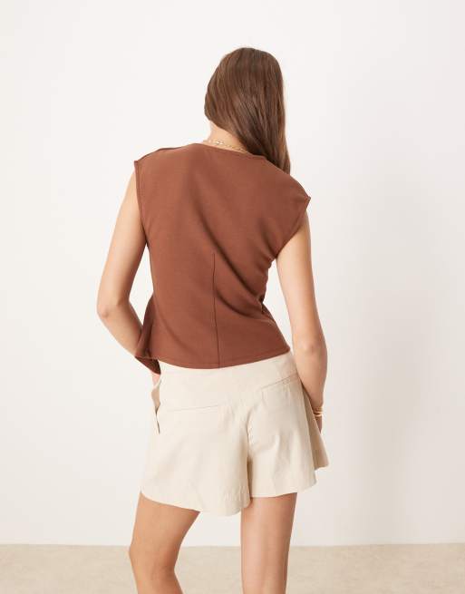 ASOS DESIGN - Brun top i interlock-stof med V-hals og knapper, 3 af 4