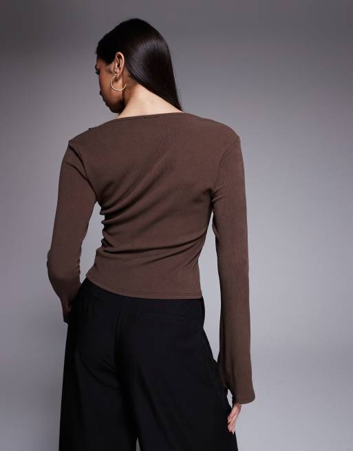 ASOS DESIGN - Brun top med ærmer med svaj, blondekanter og bindedetalje i blød ribstrik, 2 af 4