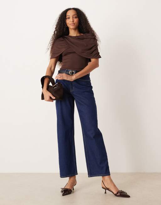 ASOS DESIGN – Brun topp med cape, omlottdesign och båtringning, 2 av 4