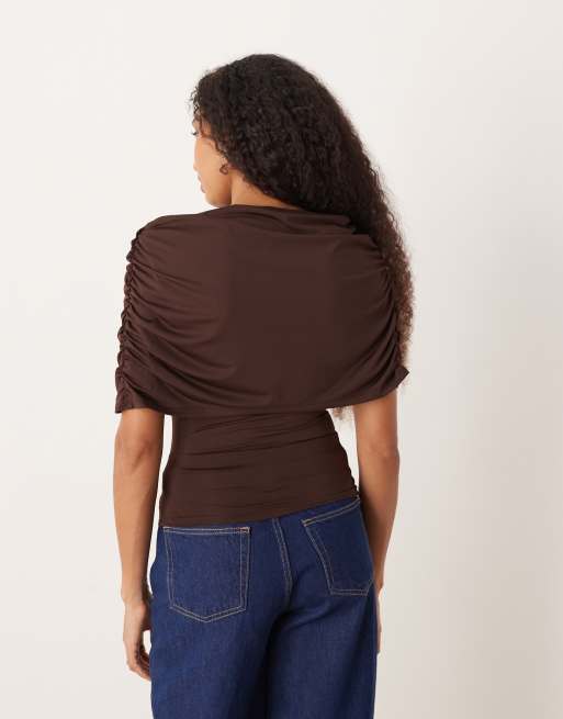 ASOS DESIGN – Brun topp med cape, omlottdesign och båtringning, 3 av 4