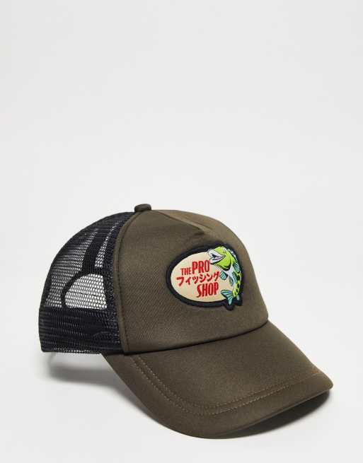 ASOS DESIGN – Brun truckerkeps med broderad fisk