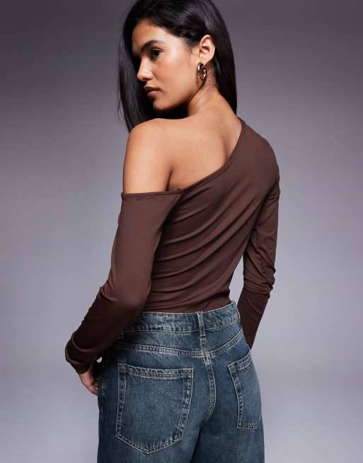 ASOS DESIGN - Brun tætsiddende asymmetrisk top med enkelt skulder og drapering i polyamid , 4 af 4