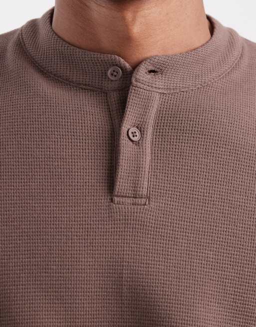 ASOS DESIGN – Brun, våfflad t-shirt i oversize med boxig passform och henleykrage, 4 av 5