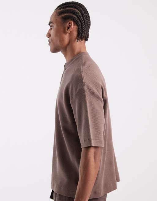ASOS DESIGN – Brun, våfflad t-shirt i oversize med boxig passform och henleykrage, 5 av 5