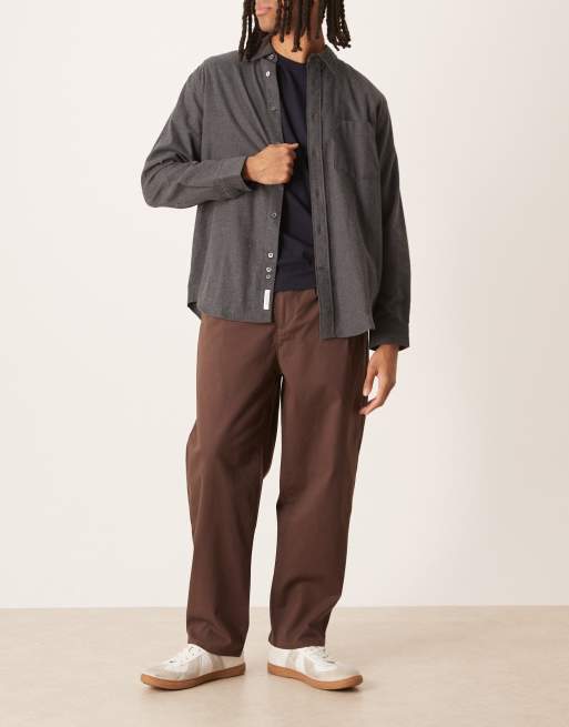 ASOS DESIGN – Bruna, avslappnade, avsmalnande chinos med veck, 2 av 5