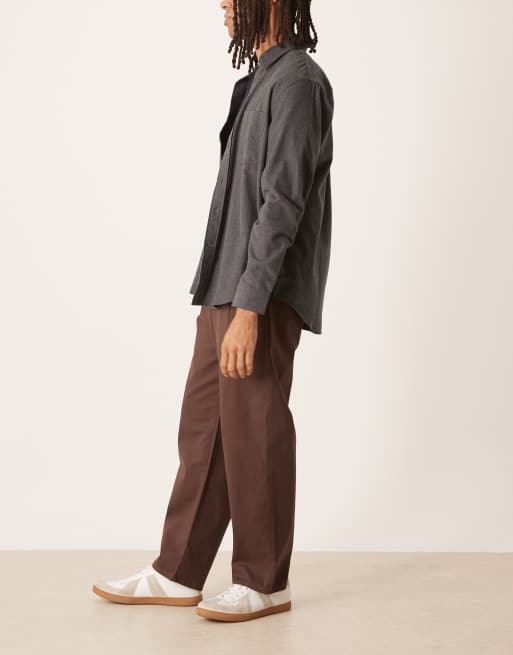 ASOS DESIGN – Bruna, avslappnade, avsmalnande chinos med veck, 3 av 5