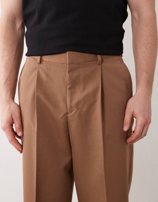 ASOS DESIGN – Bruna, avslappnade, figursydda byxor med avsmalnande passform och veck, 2 av 5