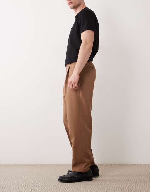 ASOS DESIGN – Bruna, avslappnade, figursydda byxor med avsmalnande passform och veck, 4 av 5