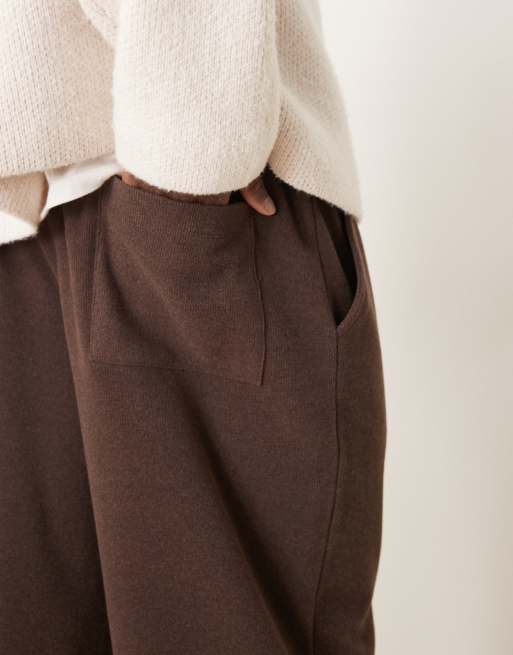 ASOS DESIGN – Bruna, borstade och ribbade mjukisbyxor med baggy passform och textur, 4 av 5