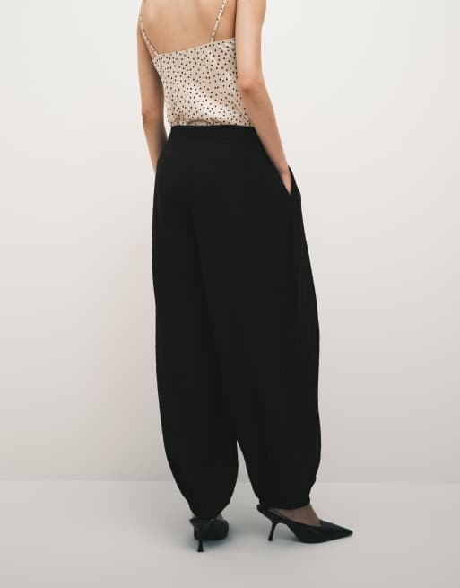 ASOS DESIGN – Bruna, figursydda ballongbyxor med veckdetaljer, 2 av 5