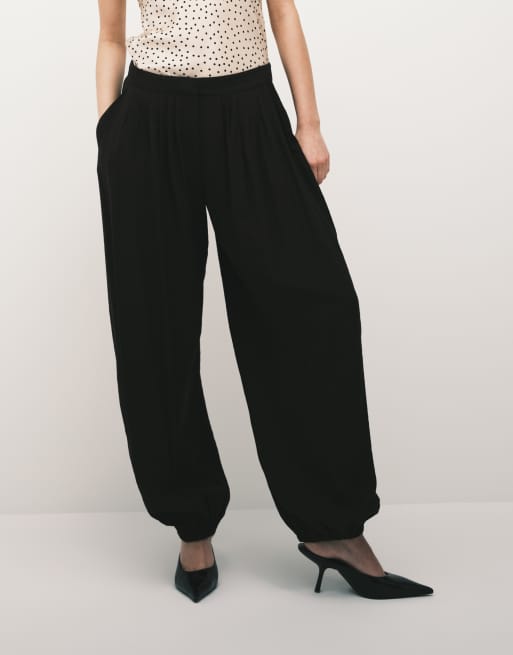 ASOS DESIGN – Bruna, figursydda ballongbyxor med veckdetaljer, 4 av 5