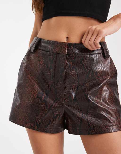 ASOS DESIGN – Bruna, figursydda mikroshorts i läderimitation med ormskinnsmönster, del av set, 4 av 4