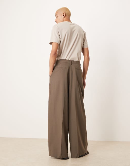 ASOS DESIGN – Bruna finbyxor med extra vida ben och veck framtill , 4 av 5