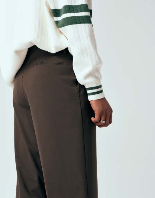 ASOS DESIGN – Bruna finbyxor med vida ben, dubbelplissering och synlig knapp, 4 av 5