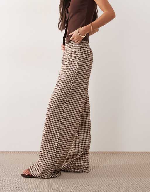 ASOS DESIGN – Bruna, ginghamrutiga, smockade byxor med vida ben, 3 av 5