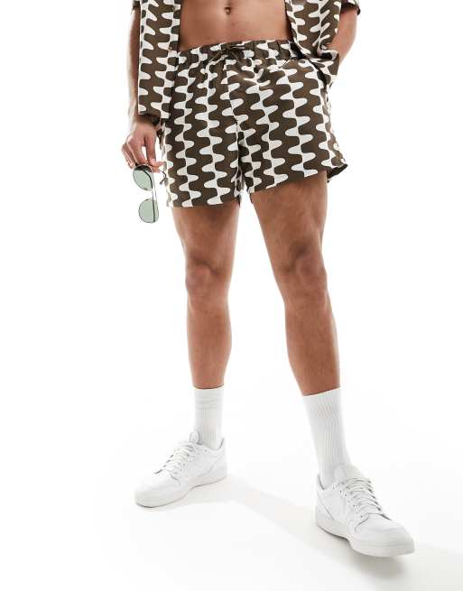 ASOS DESIGN – Bruna korta badshorts med vågiga ränder, 2 av 4