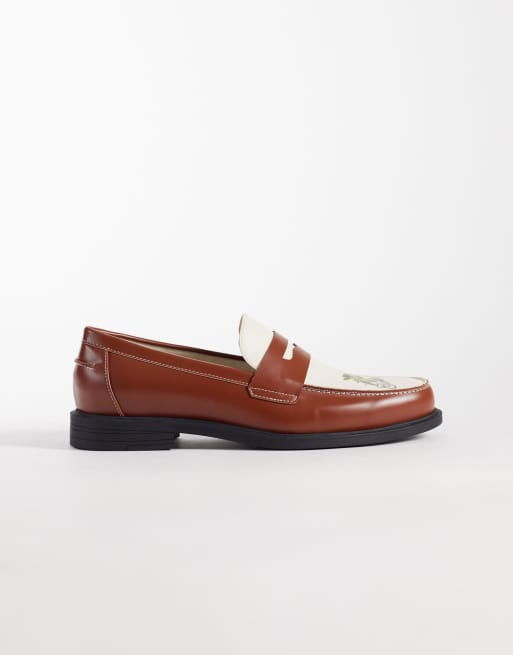 ASOS DESIGN – Bruna och gräddvita pennyloafers med olivtryck, 2 av 4