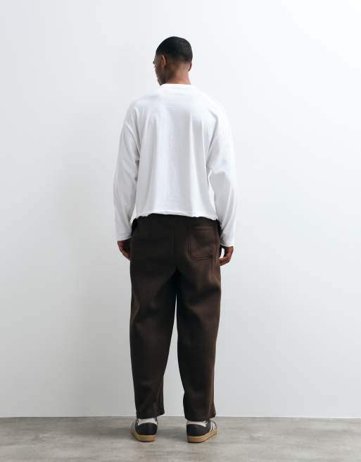 ASOS DESIGN – Bruna, plisserade mjukisbyxor i oversize med ballongben, 3 av 5
