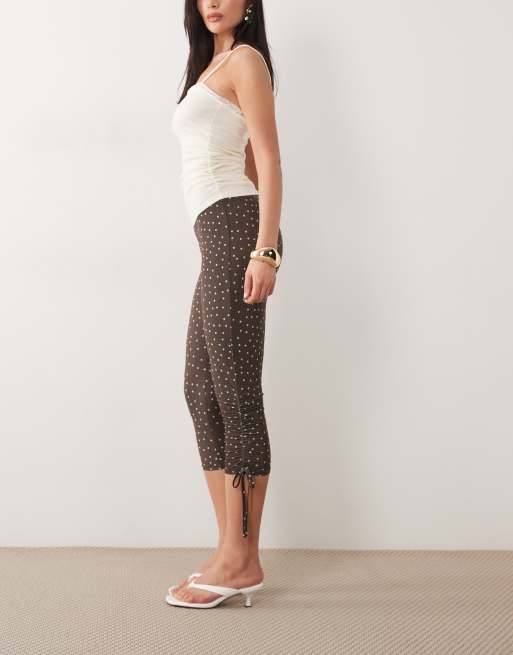 ASOS DESIGN – Bruna, prickiga, åtsmitande capribyxor, 2 av 5