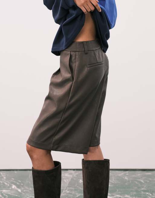 ASOS DESIGN – Bruna safarishorts i läderimitation och lång modell med veck framtill, 4 av 5