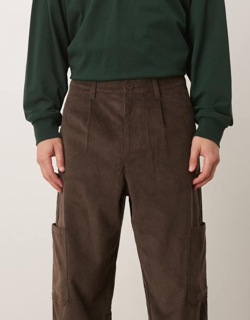 ASOS DESIGN - Brune afslappede tapered cargobukser med plisseringer i fløjl, 4 af 5