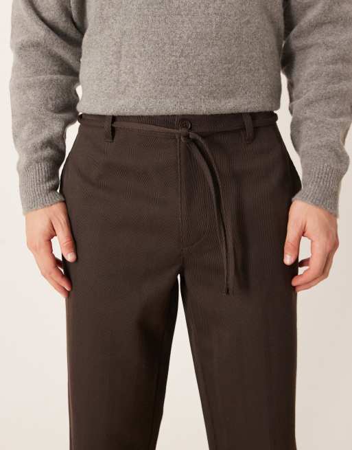 ASOS DESIGN - Brune bukser med lige ben, bindebåndsbælte og sildebensmønster i uldlook, 4 af 5