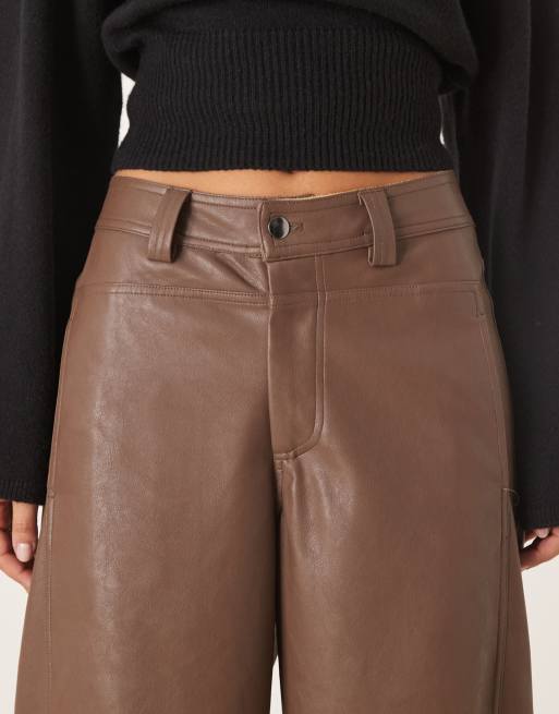 ASOS DESIGN - Brune bukser med tøndeformede ben og sømdetaljer i imiteret læder, 4 af 5