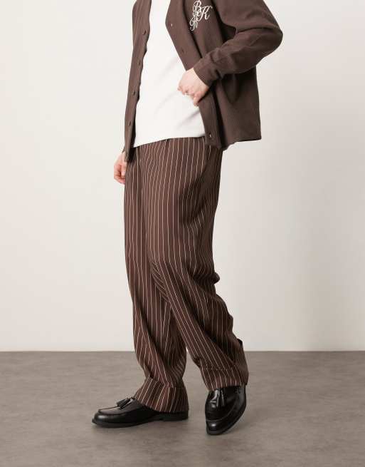 ASOS DESIGN - Brune elegante bukser med vide ben, opsmøgne kanter og striber, 2 af 5