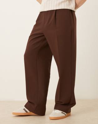 ASOS DESIGN - Brune elegante bukser med vide ben, plisseringer foran, chunky bæltestropper og halv stretch - view 1