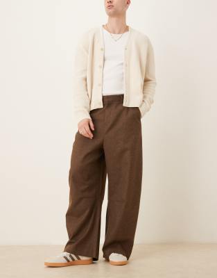 ASOS DESIGN - Brune elegante bukser med vide tøndeformede ben og læg foran i børstet stof - view 1
