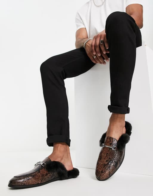 DESIGN Brune mule-loafers i imiteret slangeskind med sort pels og sølvfarvet metaldetalje | ASOS