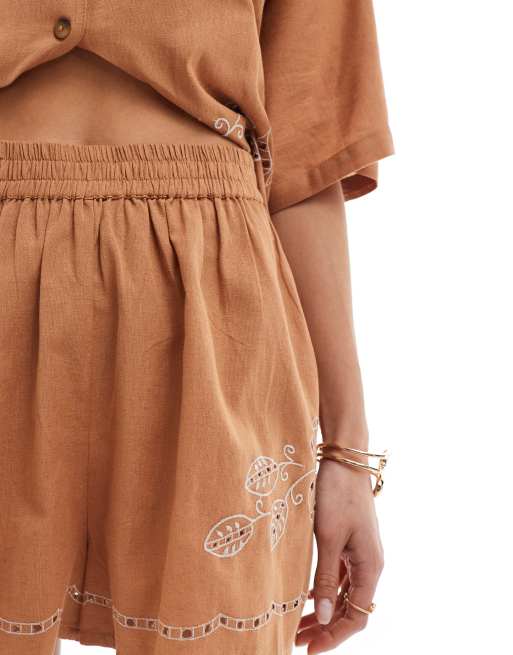 ASOS DESIGN - Brune shorts med broderie anglaise-detaljer - Del af sæt, 4 af 5